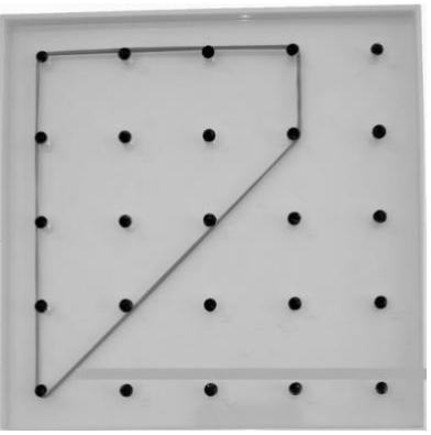 Géoplan de 25 picots avec un élastique tendu : il relie le picot en haut à gauche, trois picots plus loin sur la première ligne, descend d'un picot sur la verticale, rejoint en diagonale le picot en bas à gauche de la 5e ligne, puis remonte le long du bord gauche.