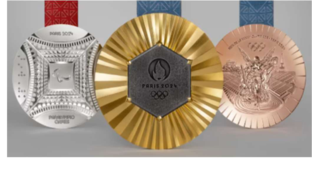 Photographie des médailles d'argent, d'or et de bronze de Paris 2024, avec l'insert hexagonal au centre.